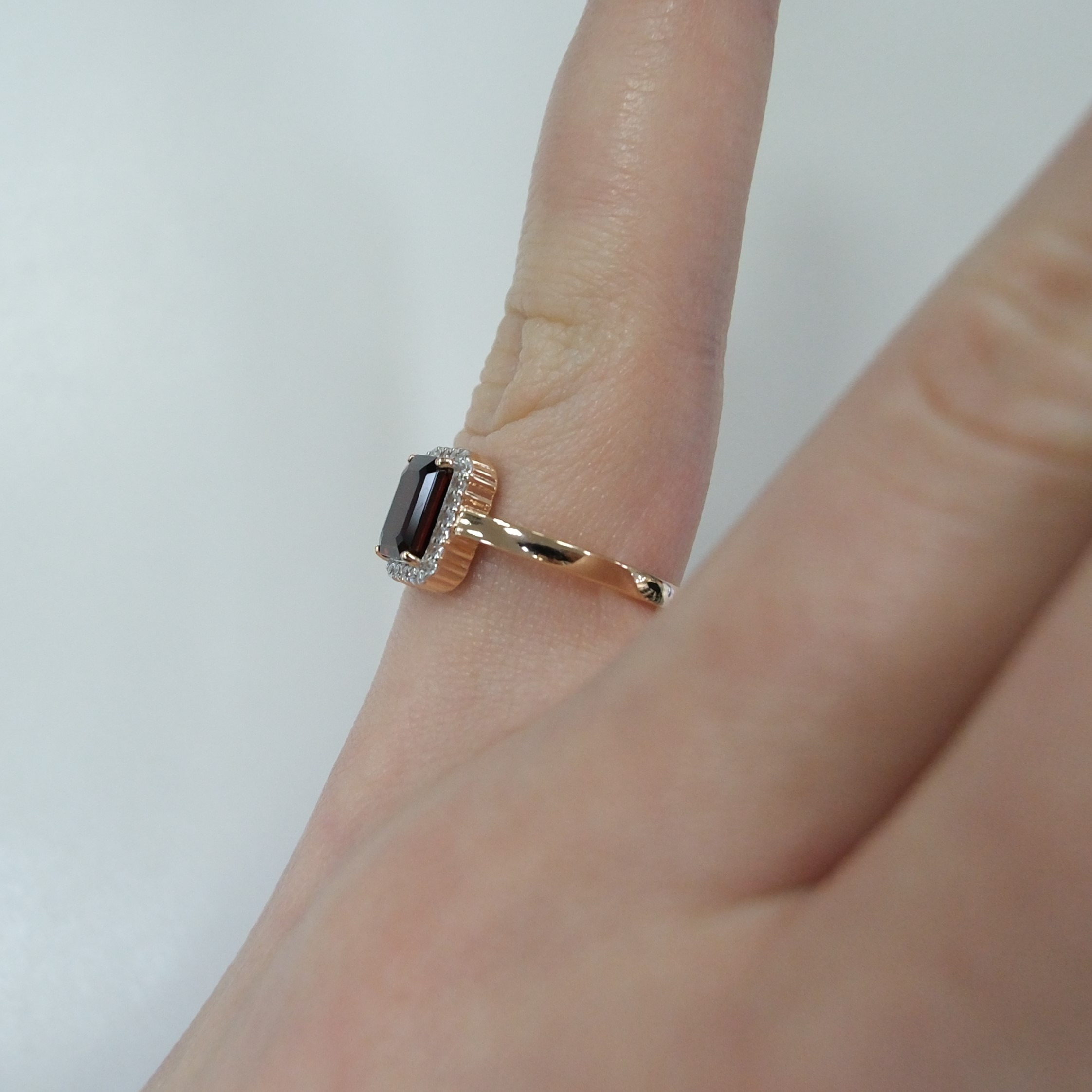 Серебряное кольцо с гранатом